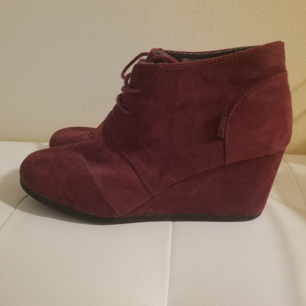 Burgundy size 8 wedges with laces